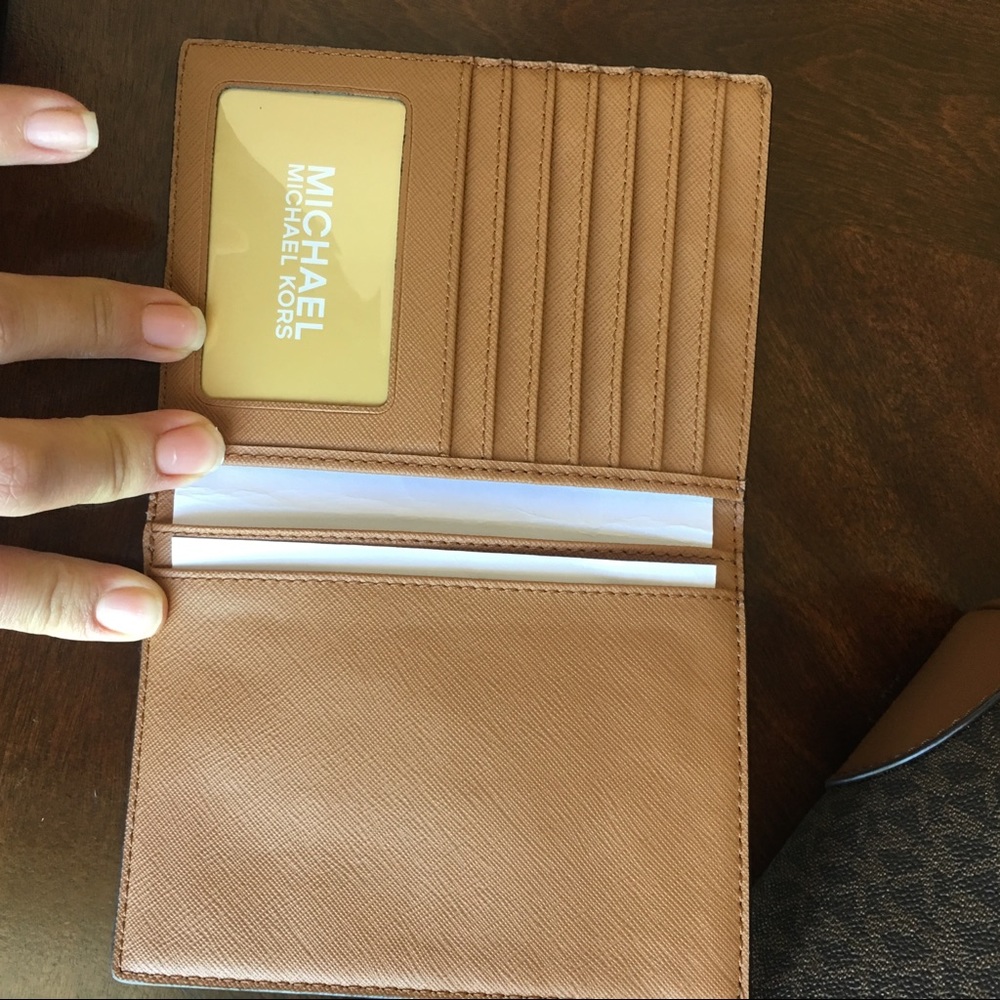 Michael kors travel bag luggage with passport case - Picture 6 of 8
